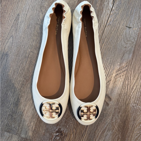 Tory Burch Cream Ballet Flats with Logo Accent - Picture 1 of 7